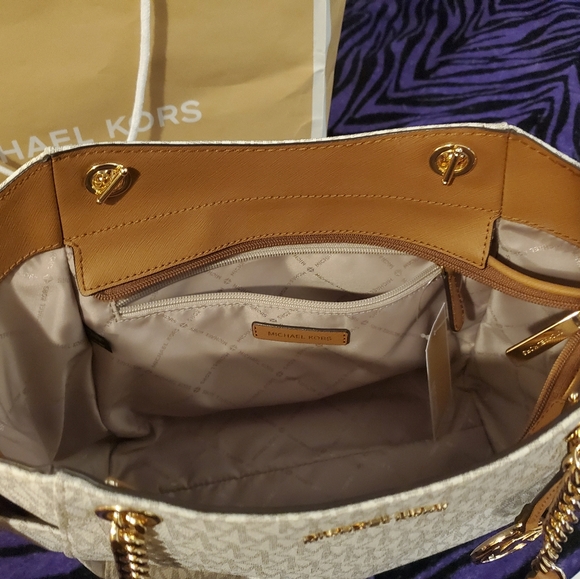 Michael Kors Jet Set Travel Tote - Picture 2 of 4